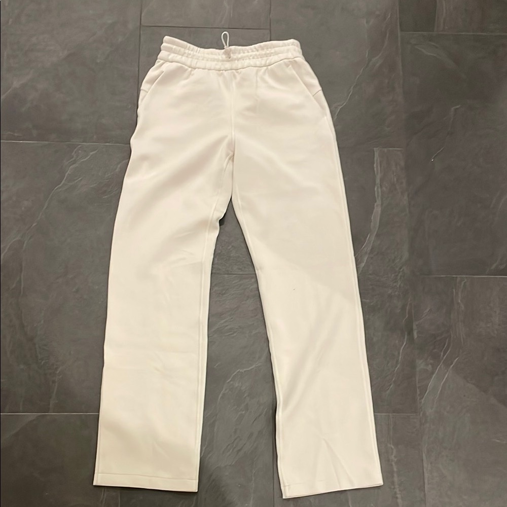 Lululemon Softstreme High-Rise Pant
Regular in “bone”
